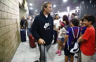 Nove jogadores do Barcelona Legends desembarcaram na noite desta quarta na capital pernambucana