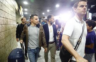 Nove jogadores do Barcelona Legends desembarcaram na noite desta quarta na capital pernambucana