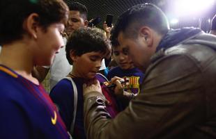 Nove jogadores do Barcelona Legends desembarcaram na noite desta quarta na capital pernambucana