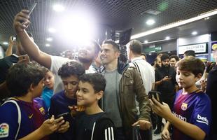 Nove jogadores do Barcelona Legends desembarcaram na noite desta quarta na capital pernambucana