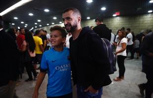 Nove jogadores do Barcelona Legends desembarcaram na noite desta quarta na capital pernambucana