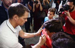 Nove jogadores do Barcelona Legends desembarcaram na noite desta quarta na capital pernambucana