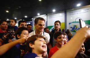 Nove jogadores do Barcelona Legends desembarcaram na noite desta quarta na capital pernambucana