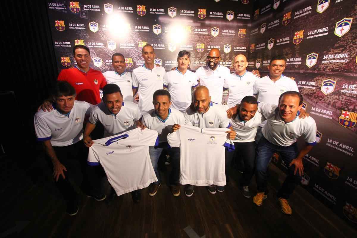 Atletas do Pernambuco Legends no lan�amento do uniforme para jogo contra o Barcelona Legends