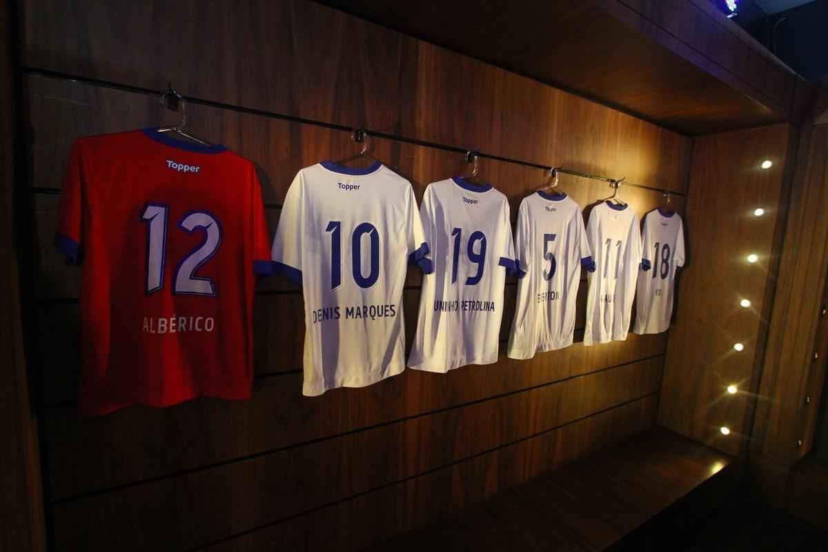 Atletas do Pernambuco Legends no lan�amento do uniforme para jogo contra o Barcelona Legends