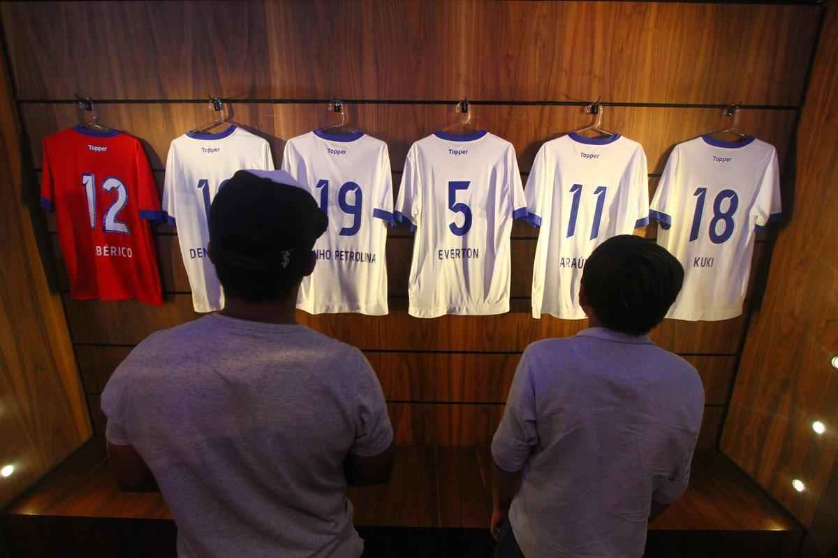 Atletas do Pernambuco Legends no lan�amento do uniforme para jogo contra o Barcelona Legends