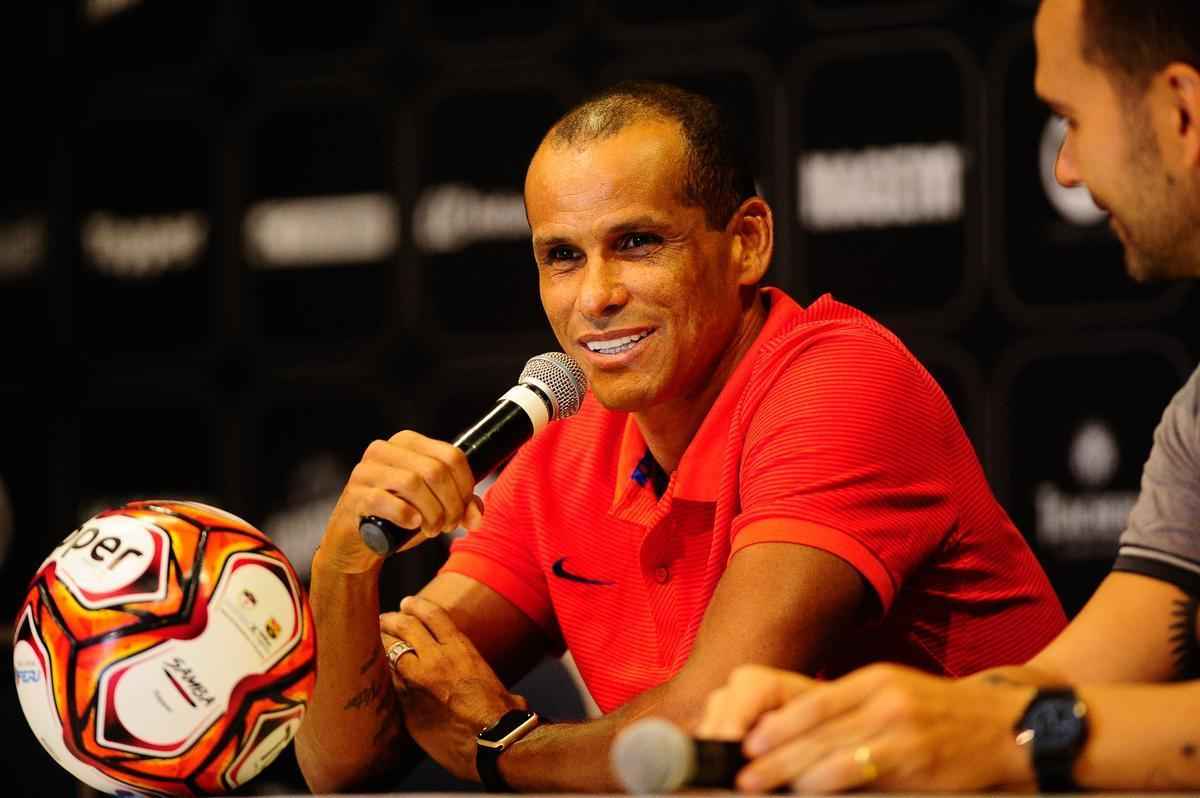 O Barcelona Legends e a Sele��o Pernambucana treinaram na manh� desta sexta-feira para a partida que acontecer� neste s�bado, dia 14, �s 19h na Arena de Pernambuco. Ingressos podem ser comprados no site barcelonanobrasil.com.br, com pre�os a partir de R$ 40.