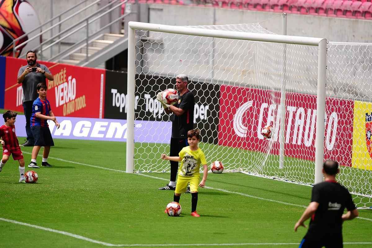 O Barcelona Legends e a Sele��o Pernambucana treinaram na manh� desta sexta-feira para a partida que acontecer� neste s�bado, dia 14, �s 19h na Arena de Pernambuco. Ingressos podem ser comprados no site barcelonanobrasil.com.br, com pre�os a partir de R$ 40.