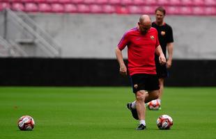 O Barcelona Legends e a Sele��o Pernambucana treinaram na manh� desta sexta-feira para a partida que acontecer� neste s�bado, dia 14, �s 19h na Arena de Pernambuco. Ingressos podem ser comprados no site barcelonanobrasil.com.br, com pre�os a partir de R$ 40.