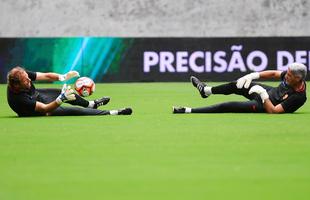 O Barcelona Legends e a Sele��o Pernambucana treinaram na manh� desta sexta-feira para a partida que acontecer� neste s�bado, dia 14, �s 19h na Arena de Pernambuco. Ingressos podem ser comprados no site barcelonanobrasil.com.br, com pre�os a partir de R$ 40.