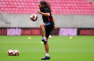 O Barcelona Legends e a Sele��o Pernambucana treinaram na manh� desta sexta-feira para a partida que acontecer� neste s�bado, dia 14, �s 19h na Arena de Pernambuco. Ingressos podem ser comprados no site barcelonanobrasil.com.br, com pre�os a partir de R$ 40.