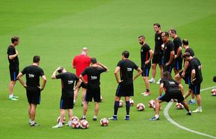 O Barcelona Legends e a Sele��o Pernambucana treinaram na manh� desta sexta-feira para a partida que acontecer� neste s�bado, dia 14, �s 19h na Arena de Pernambuco. Ingressos podem ser comprados no site barcelonanobrasil.com.br, com pre�os a partir de R$ 40.