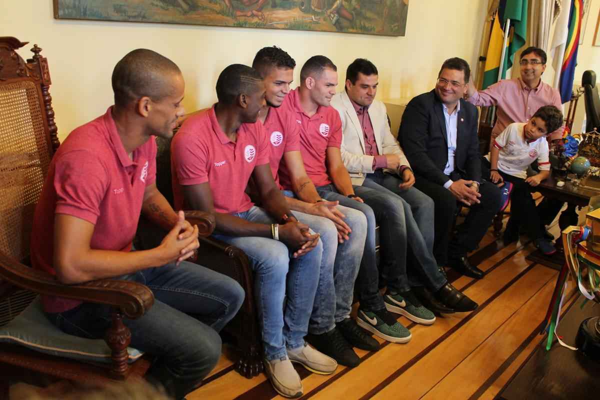 Aps conquistar o ttulo do Campeonato Pernambucano, jogadores, comisso tcnica e diretoria do Nutico visitam o governador Paulo Cmara