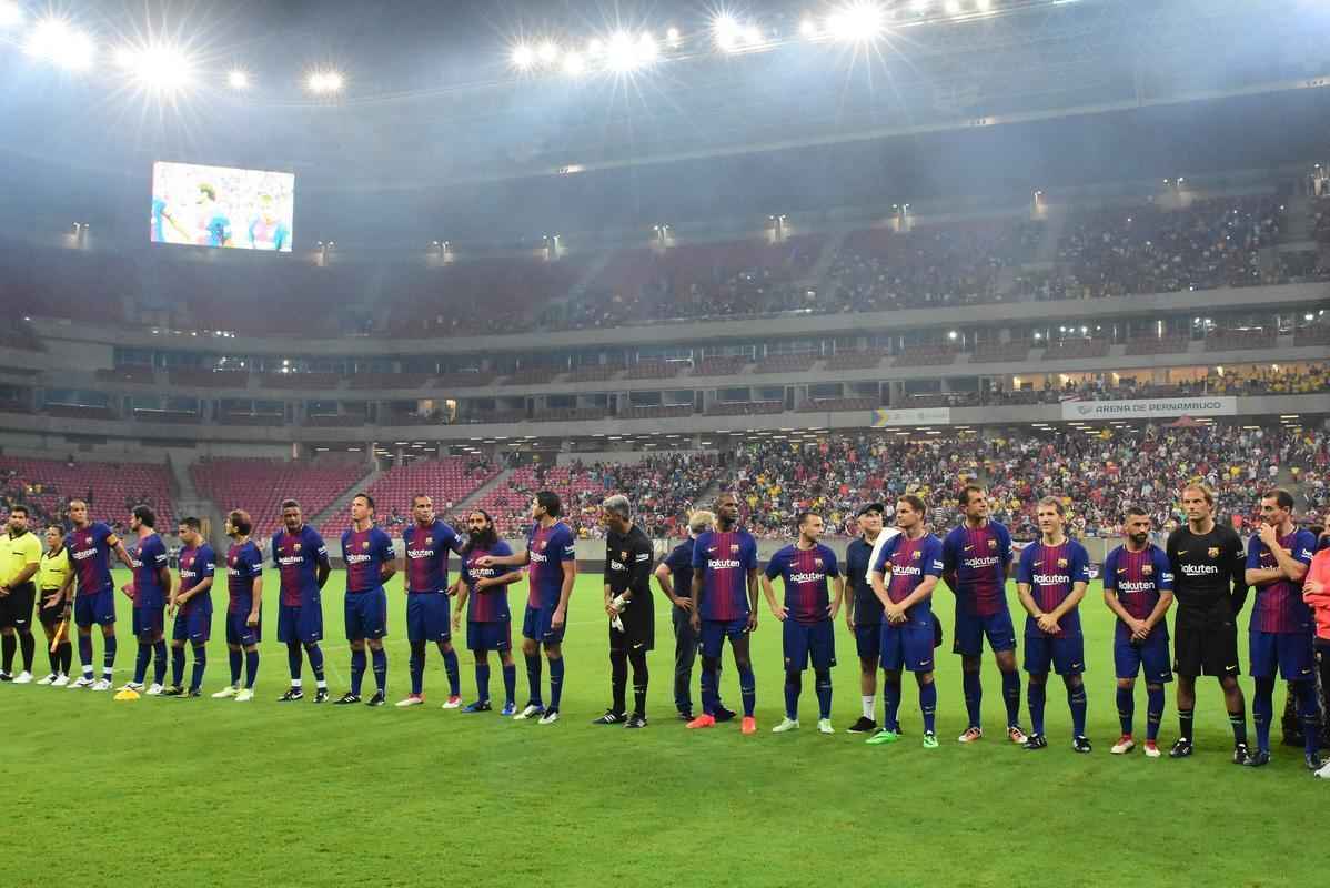 Com um pblico de 18.232, o Barcelona Legends derrotou a Seleo Pernambucana Legends por 1 a 0 em jogo festivo