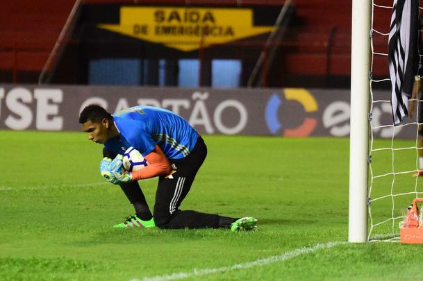 Sport x Botafogo duelam em campo encharcado da Ilha do Retiro aps fortes chuvas no Recife