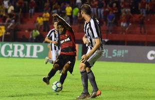 Sport x Botafogo duelam em campo encharcado da Ilha do Retiro aps fortes chuvas no Recife