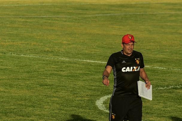 Menos de 24 horas depois de chegar no Recife, técnico comandou um trabalho no CT rubro-negro