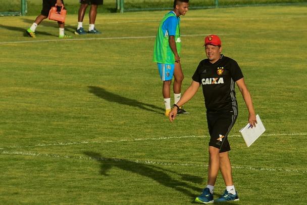 Menos de 24 horas depois de chegar no Recife, técnico comandou um trabalho no CT rubro-negro