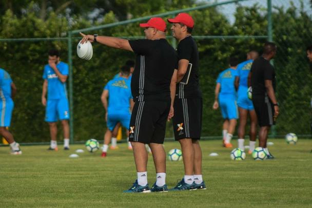 Menos de 24 horas depois de chegar no Recife, técnico comandou um trabalho no CT rubro-negro