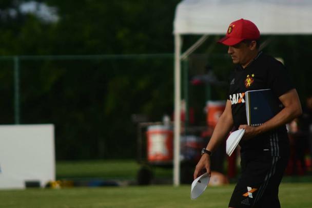 Menos de 24 horas depois de chegar no Recife, técnico comandou um trabalho no CT rubro-negro