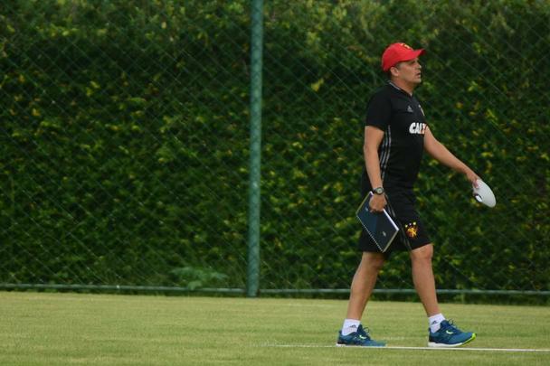 Menos de 24 horas depois de chegar no Recife, técnico comandou um trabalho no CT rubro-negro