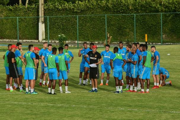 Menos de 24 horas depois de chegar no Recife, técnico comandou um trabalho no CT rubro-negro