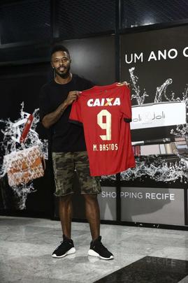 Michel Bastos foi recepcionado com festa por algumas dezenas de torcedores do Sport que estiveram no aeroporto para fazer festa pela chegada do meio-campista de 34 anos