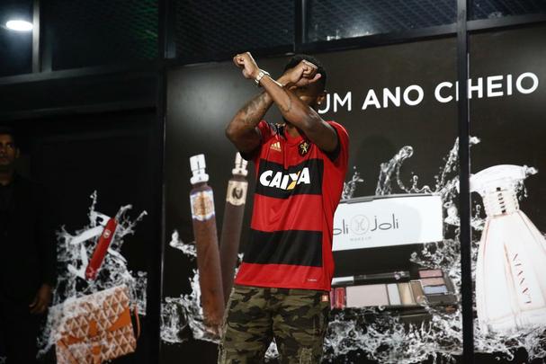 Michel Bastos foi recepcionado com festa por algumas dezenas de torcedores do Sport que estiveram no aeroporto para fazer festa pela chegada do meio-campista de 34 anos
