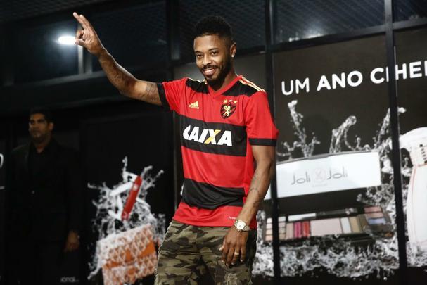 Michel Bastos foi recepcionado com festa por algumas dezenas de torcedores do Sport que estiveram no aeroporto para fazer festa pela chegada do meio-campista de 34 anos