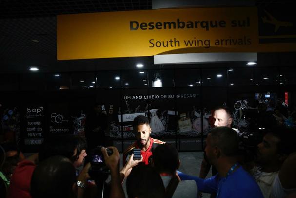 Michel Bastos foi recepcionado com festa por algumas dezenas de torcedores do Sport que estiveram no aeroporto para fazer festa pela chegada do meio-campista de 34 anos