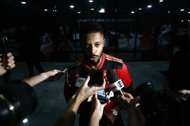 Michel Bastos foi recepcionado com festa por algumas dezenas de torcedores do Sport que estiveram no aeroporto para fazer festa pela chegada do meio-campista de 34 anos