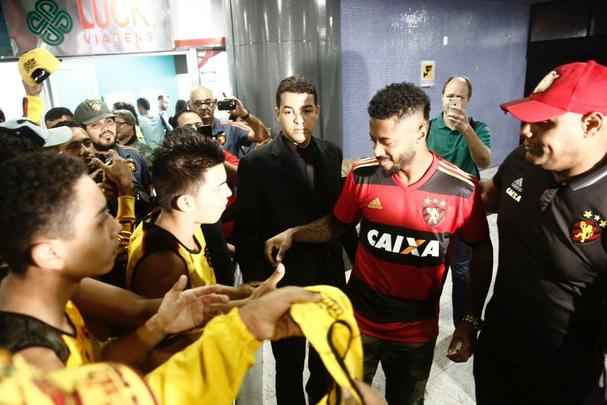 Michel Bastos foi recepcionado com festa por algumas dezenas de torcedores do Sport que estiveram no aeroporto para fazer festa pela chegada do meio-campista de 34 anos