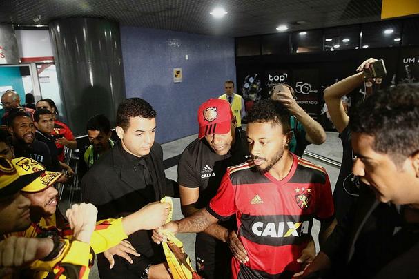 Michel Bastos foi recepcionado com festa por algumas dezenas de torcedores do Sport que estiveram no aeroporto para fazer festa pela chegada do meio-campista de 34 anos