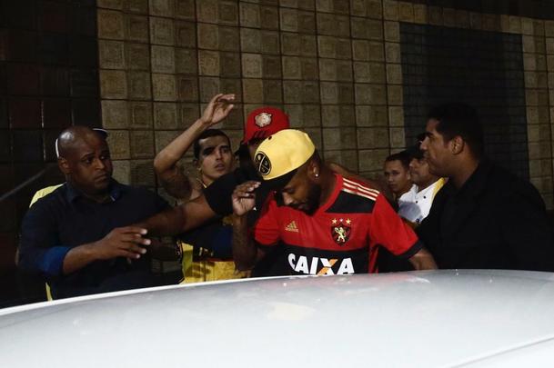 Michel Bastos foi recepcionado com festa por algumas dezenas de torcedores do Sport que estiveram no aeroporto para fazer festa pela chegada do meio-campista de 34 anos