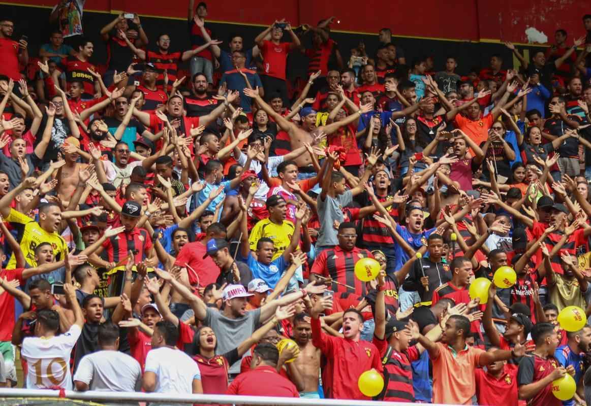Le�o recebeu a torcida no �ltimo treino antes de enfrentar o Bahia pela quarta rodada do Campeonato Brasileiro da S�rie A.