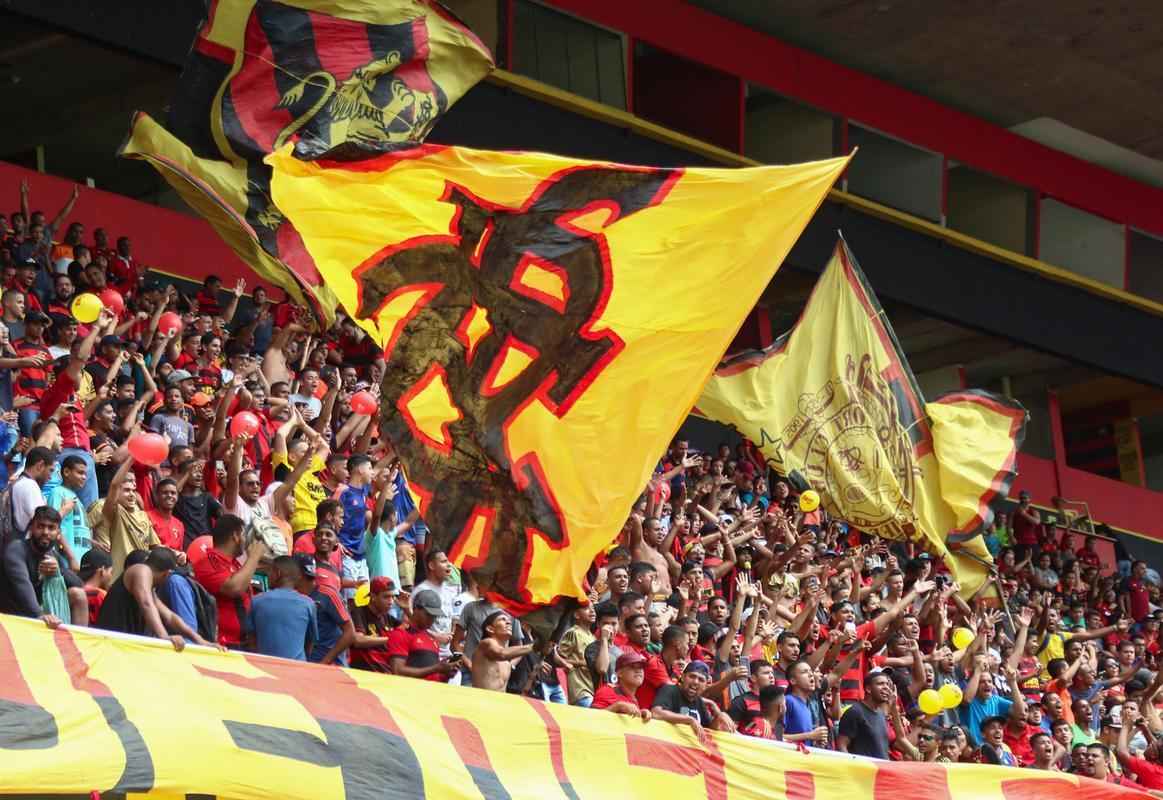Le�o recebeu a torcida no �ltimo treino antes de enfrentar o Bahia pela quarta rodada do Campeonato Brasileiro da S�rie A.