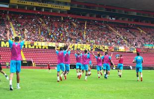 Le�o recebeu a torcida no �ltimo treino antes de enfrentar o Bahia pela quarta rodada do Campeonato Brasileiro da S�rie A.