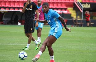 Le�o recebeu a torcida no �ltimo treino antes de enfrentar o Bahia pela quarta rodada do Campeonato Brasileiro da S�rie A.