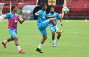 Le�o recebeu a torcida no �ltimo treino antes de enfrentar o Bahia pela quarta rodada do Campeonato Brasileiro da S�rie A.