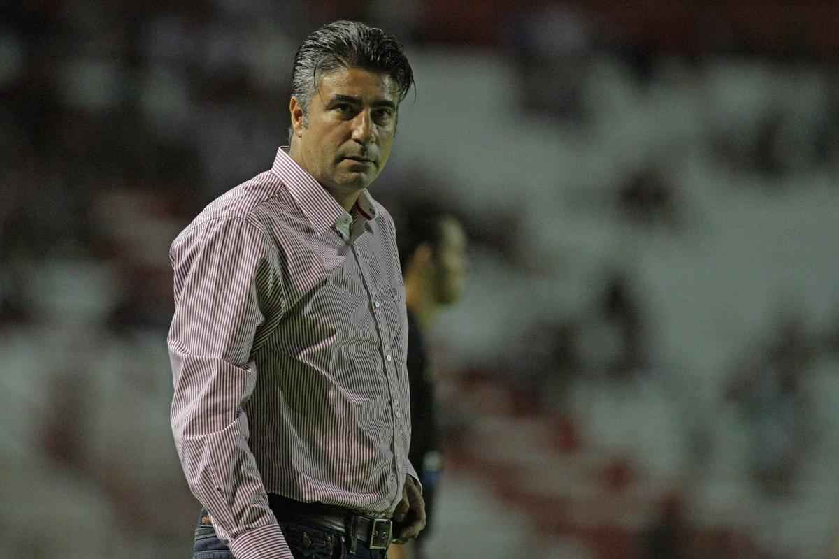No dia 29 de janeiro de 2013, o treinador Alexandre Gallo deixou o comando do N�utico para assumir as categorias de base da Sele��o Brasileira. Na sequ�ncia, o time, que havia feito um bom Brasileiro da S�rie A com o pr�prio t�cnico, caiu drasticamente de produ��o. Ao todo foram 285 dias no comando t�cnico, que iniciou na semifinal do Pernambucano, em abril de 2012.
