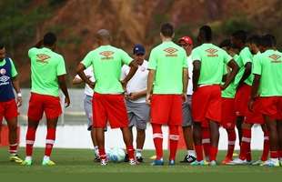 Ap�s a sa�da de Sidney, o N�utico acertou com Dado Cavalcanti. Acertou mesmo: o time afastou o fantasma do rebaixamento e at� sonhou, por algumas rodadas, com uma volta � S�rie A antes tida como improv�vel. O t�cnico fez uma campanha positiva no Timbu, com nove vit�rias, cinco empates e nove derrotas, e s� n�o foi mais longe por conta dos muitos problemas extra-campo enfrentados pelo clube. Terminou n�o renovando e seguindo para treinar o Cear� em 2015, onde acabou demitido no come�o da temporada