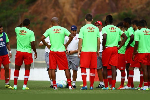 Após a saída de Sidney, o Náutico acertou com Dado Cavalcanti. Acertou mesmo: o time afastou o fantasma do rebaixamento e até sonhou, por algumas rodadas, com uma volta à Série A antes tida como improvável. O técnico fez uma campanha positiva no Timbu, com nove vitórias, cinco empates e nove derrotas, e só não foi mais longe por conta dos muitos problemas extra-campo enfrentados pelo clube. Terminou não renovando e seguindo para treinar o Ceará em 2015, onde acabou demitido no começo da temporada
