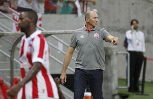 Ap�s a queda de Lisca, o N�utico contratou Gilmar Dal Pozzo. No N�utico desde setembro de 2015, o treinador deixou o Recife com 28 partidas disputadas, sendo 14 pela S�rie B daquele ano, 12 pelo Pernambucano de 2016 e duas pela Copa do Brasil. Ao todo, foram 15 vit�rias, sete empates, seis derrotas e um aproveitamento de 61,9% dos pontos