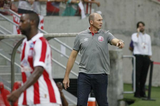 Após a queda de Lisca, o Náutico contratou Gilmar Dal Pozzo. No Náutico desde setembro de 2015, o treinador deixou o Recife com 28 partidas disputadas, sendo 14 pela Série B daquele ano, 12 pelo Pernambucano de 2016 e duas pela Copa do Brasil. Ao todo, foram 15 vitórias, sete empates, seis derrotas e um aproveitamento de 61,9% dos pontos