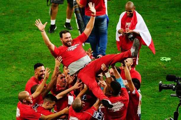 Roberto Fernandes iniciou a sua quarta passagem no Náutico ainda na última partida antes do returno da Série B 2017. Apesar de conseguir bons resultados no início do comando, não conseguiu evitar o rebaixamento para a Série C. Roberto seguiu no cargo e participou ativamente na montagem do elenco que se sagraria campeão pernambucano, encerrando um jejum de 13 anos sem títulos. Entretanto, o mau início na Terceira Divisão determinou a saída do técnico do cargo. Foram 54 jogos no total, sendo 20 vitórias, 16 empates e 18 derrotas. Roberto Fernandes foi demitido com 277 dias no comando, nove a menos que a passagem de Gallo em 2012/2013.