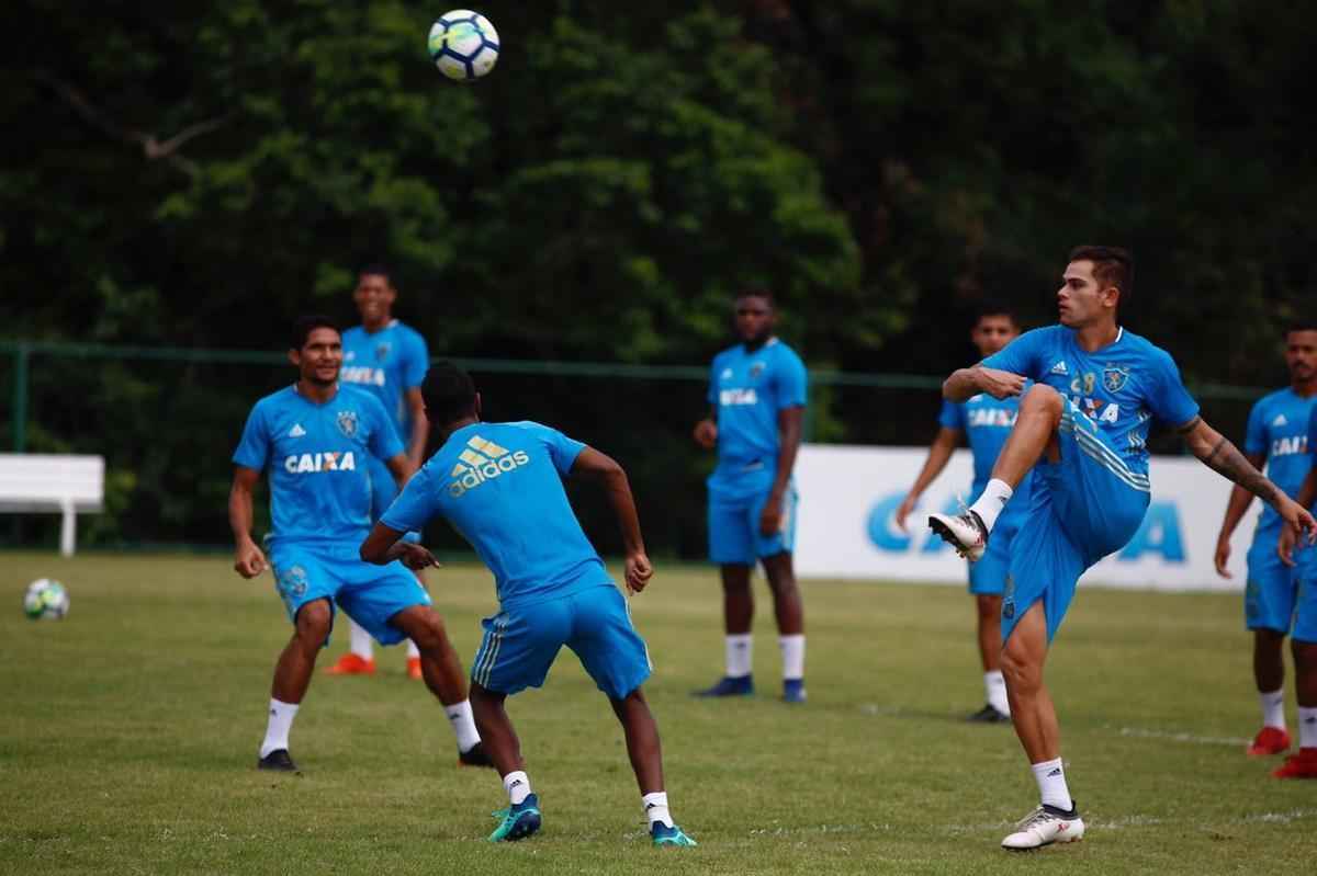 Elenco rubro-negro treinou nesta quinta-feira visando partida contra a Raposa, no Mineir�o