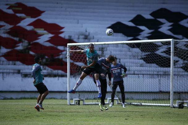 Com atletas vetados e outros liberados durante a semana pelo 
 Departamento Mdico do clube, o treinador optou por manter a escalao que venceu o Globo fora de casa, na ltima rodada da Srie C. Fato indito na temporada, que ainda teve o comando de Jnior Rocha no incio do ano.