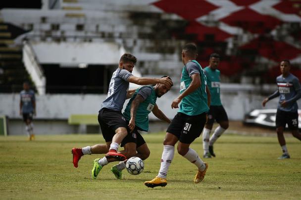 Com atletas vetados e outros liberados durante a semana pelo 
 Departamento Mdico do clube, o treinador optou por manter a escalao que venceu o Globo fora de casa, na ltima rodada da Srie C. Fato indito na temporada, que ainda teve o comando de Jnior Rocha no incio do ano.