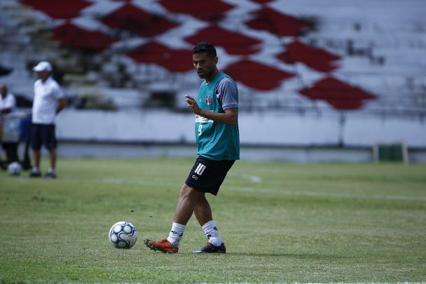 Com atletas vetados e outros liberados durante a semana pelo 
 Departamento Mdico do clube, o treinador optou por manter a escalao que venceu o Globo fora de casa, na ltima rodada da Srie C. Fato indito na temporada, que ainda teve o comando de Jnior Rocha no incio do ano.