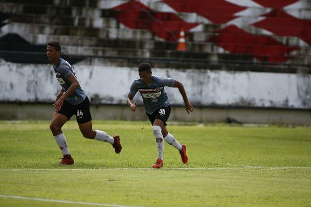 Com atletas vetados e outros liberados durante a semana pelo 
 Departamento Mdico do clube, o treinador optou por manter a escalao que venceu o Globo fora de casa, na ltima rodada da Srie C. Fato indito na temporada, que ainda teve o comando de Jnior Rocha no incio do ano.